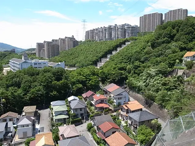 手前が『御殿山4丁目』の住宅街。奥のマンションが『ラ・ビスタ宝塚』です。高台にあり緑豊かです。