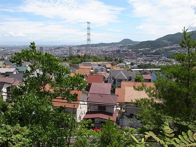 『御殿山4丁目』近景。高台にある為、街の各所から市内の住宅街や六甲山系、甲山などが望めます。