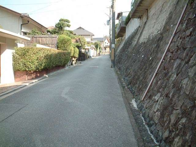 『月見山』近景。駅からは勾配の急な坂道が続きます。