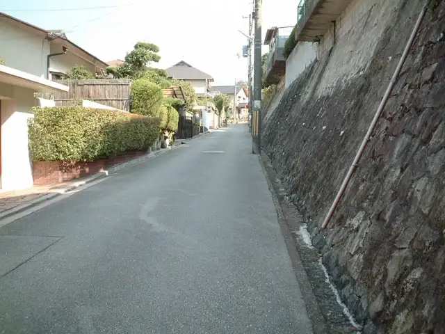 『月見山』近景。駅からは勾配の急な坂道が続きます。