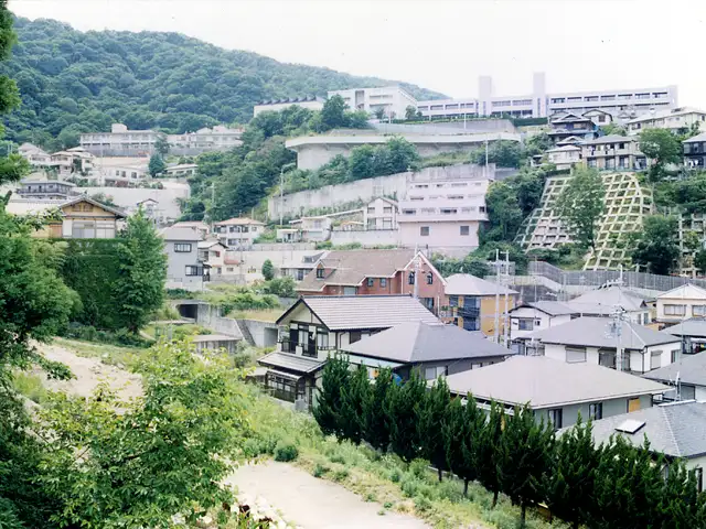 『紅葉ガ丘』遠景。山の緑に囲まれた、自然豊かな住環境です。