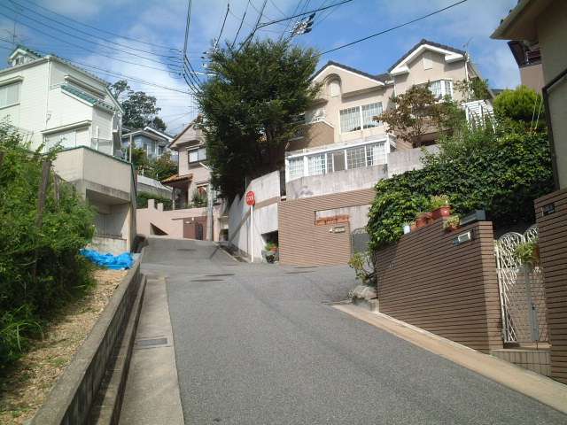 『長寿ガ丘』近景。アップダウンはありますが比較的区画の整った住宅地です。