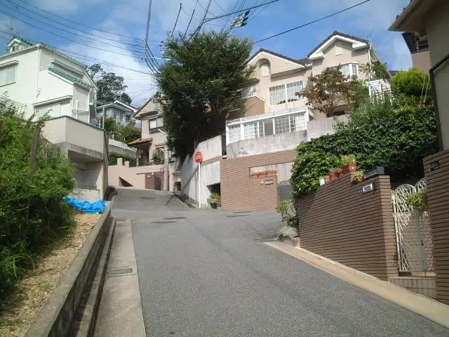 『長寿ガ丘』近景。アップダウンはありますが比較的区画の整った住宅地です。