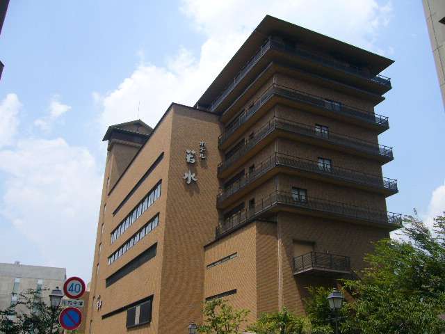 宝塚観光の拠点となる旅館街でもあります。「宝塚温泉」が楽しめる『ホテル若水』。