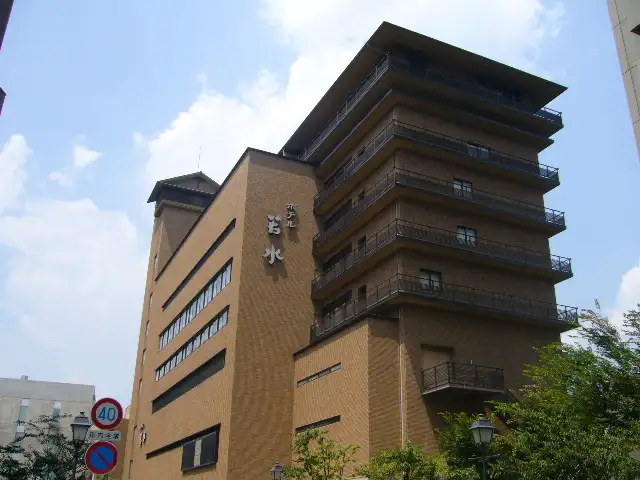 宝塚観光の拠点となる旅館街でもあります。「宝塚温泉」が楽しめる『ホテル若水』。