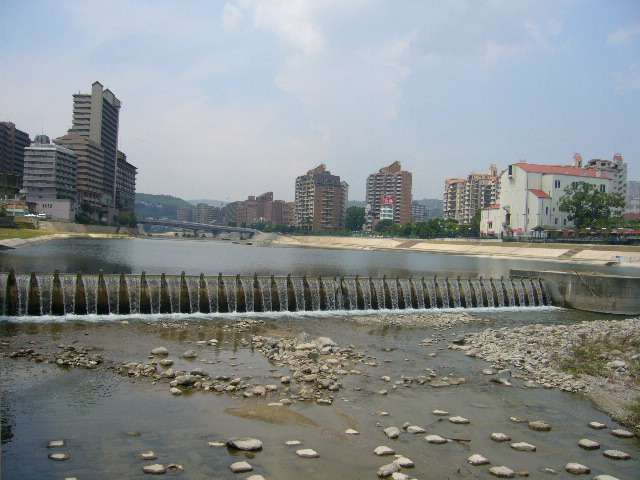 宝来橋を武庫川より望む。武庫川沿いにはマンションが建ち並んでいます。