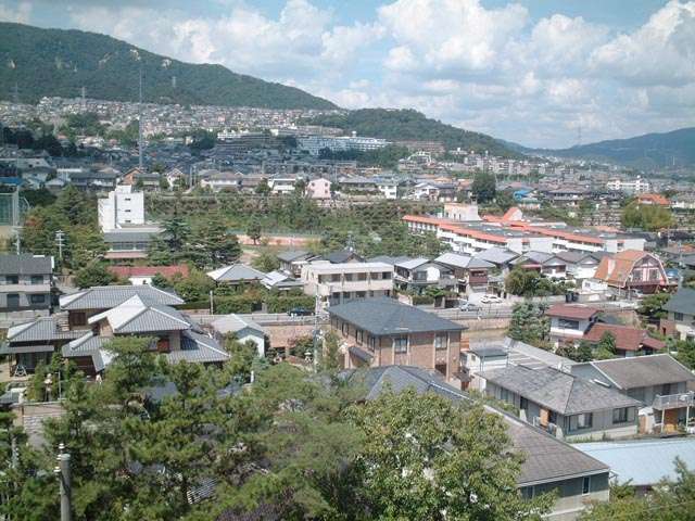 千種の高台より『逆瀬台』を望む。緑豊かな山手の住宅地です。