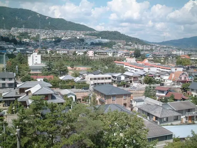 千種の高台より『逆瀬台』を望む。緑豊かな山手の住宅地です。