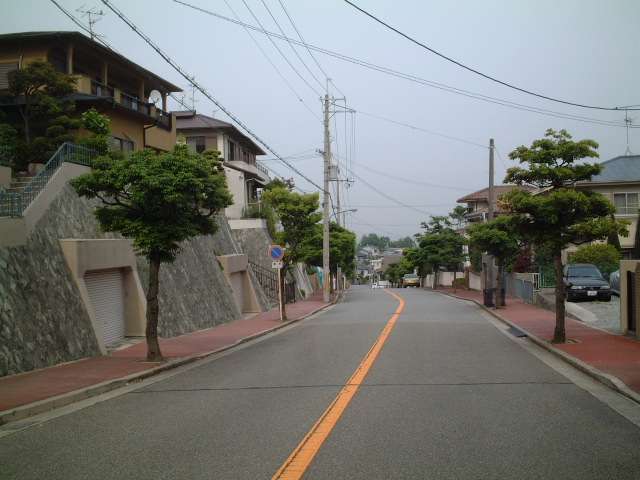 『逆瀬台2丁目』近景。区画の整った邸宅街で、道幅も広く、ゆったりしています。