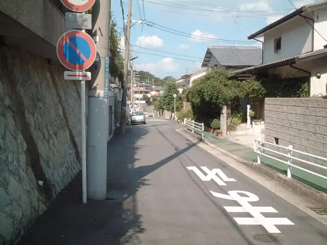 『光ケ丘1丁目』近景。敷地の広い住宅が建ち並ぶ、区画の整った山手の住宅街です。