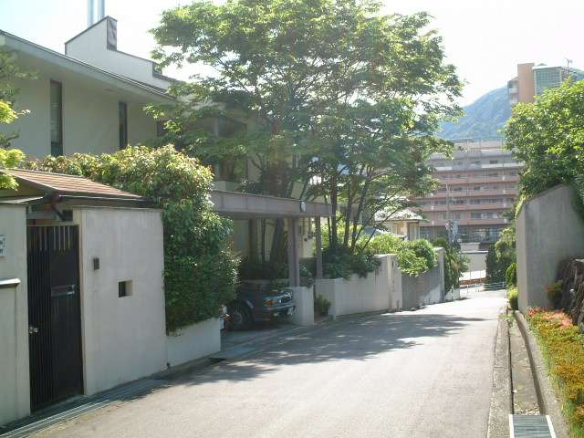 『ゆずり葉2丁目』の低層住宅街。