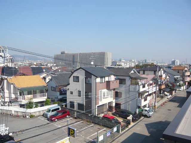 『光明町』遠景。マンションと一戸建てが混在する住宅地で、地勢は平坦です。