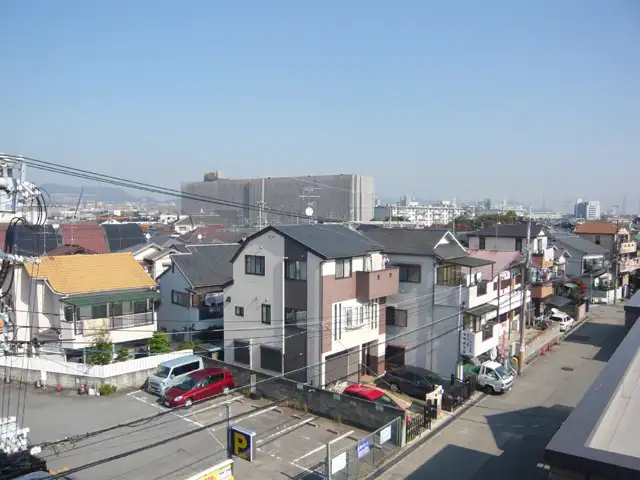 『光明町』遠景。マンションと一戸建てが混在する住宅地で、地勢は平坦です。