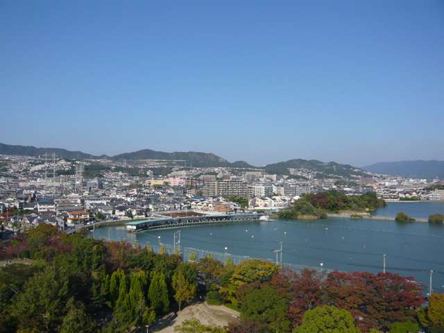 『泉町』遠景。『上の池公園』に近い、緑豊かな住環境です。