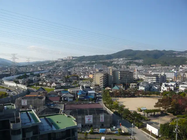 『寿町』遠景。道幅は狭く、入り組んでいるところもありますが、地勢はほぼ平坦です。