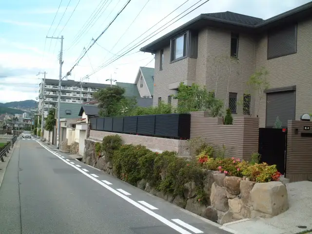 『逆瀬川1丁目』近景。逆瀬川に沿って一戸建てが建ち並ぶ、閑静な住宅地です