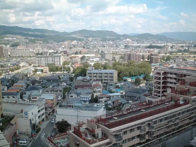 『伊孑志』遠景。一戸建てとマンションが混在する、静かな住宅地。駅からの道のりはほぼ平坦です