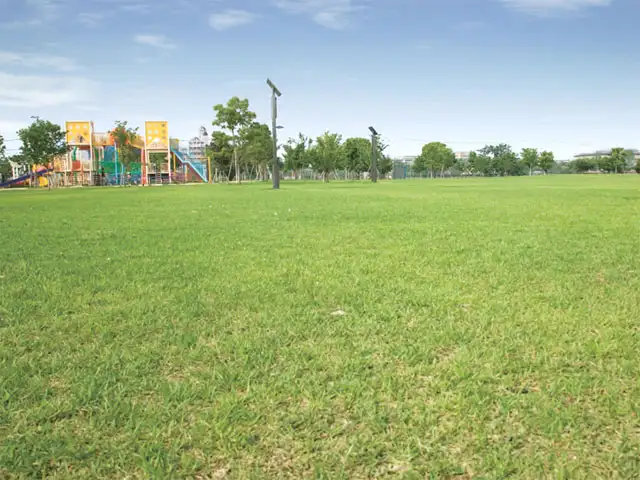広々とした芝生広場のある『末広中央公園』。宝塚市では初めてとなる防災機能を兼ね備えています。