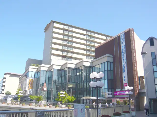阪急「逆瀬川」駅周辺は、スーパーや、郵便局、都市銀行が集中しており、便利です