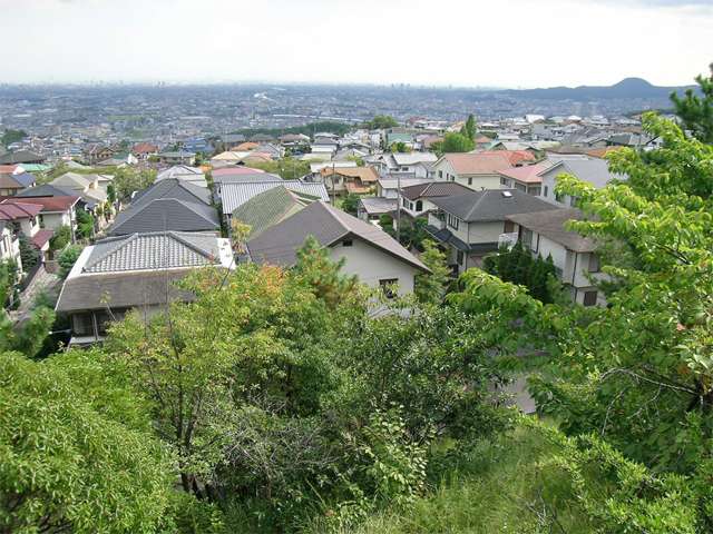 『中山桜台2丁目』の住宅地。緩やかな南斜面地で、緑豊かです。