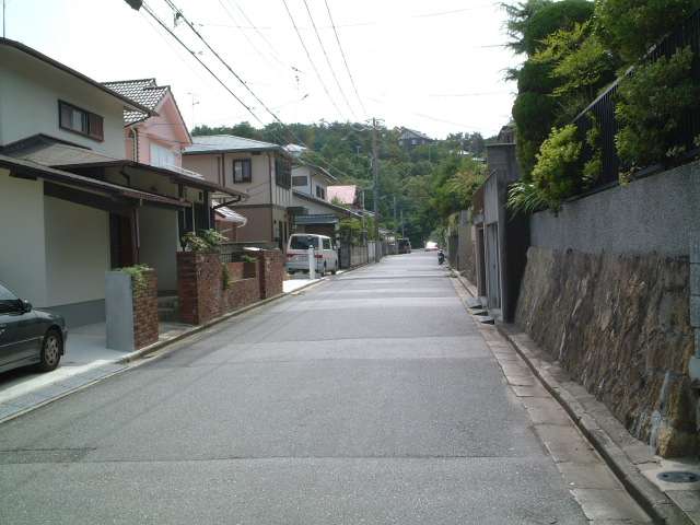 道幅が広く、区画が整っています。駅までの道のりは勾配の急な坂道です。