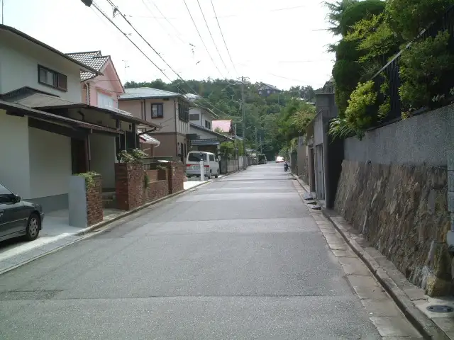 道幅が広く、区画が整っています。駅までの道のりは勾配の急な坂道です。