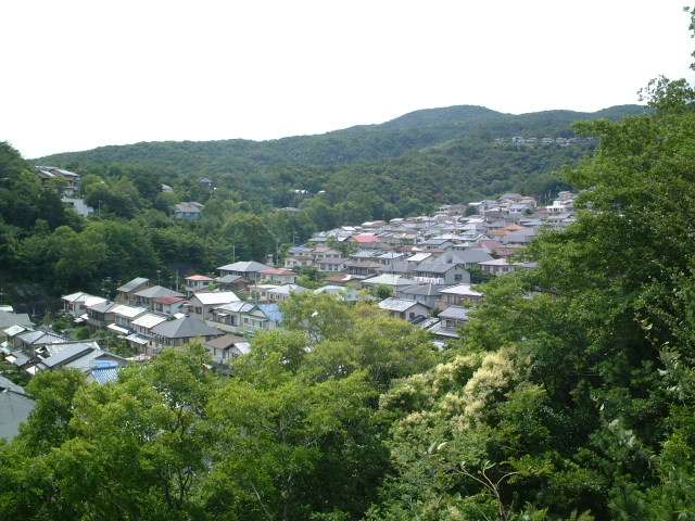 『中山台1丁目』周辺。南ひな壇の住宅地で、周囲は自然林に囲まれています。