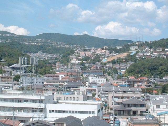 『中山台』は、長尾連山の麓、高台にあります。距離と坂がありますが、JRと阪急の2沿線が利用可能です。