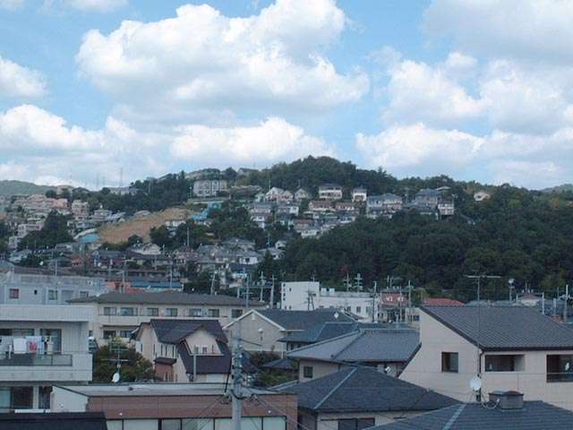 阪急「中山観音」駅より『中筋山手』を望む。『中筋山手』は、長尾山系の裾野に広がる住宅地です。