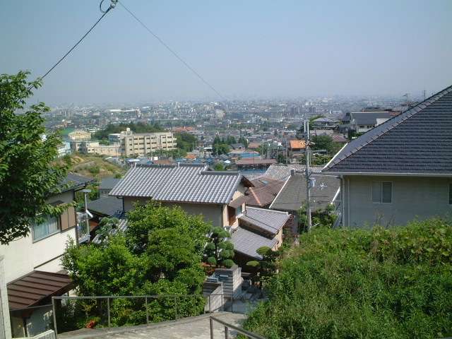 『山本台』周辺。勾配の急な坂が多く、一部道幅の狭い場所もありますが、明るい南斜面地です。