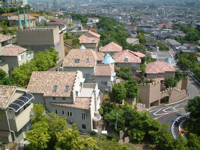 宝塚シャトーエスパス(中筋山手)の町並み。傾斜地にヨーロッパ調の建物が建ち並んでいます。