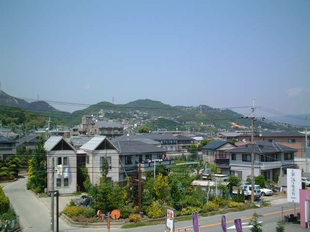 『山本東』近景。造園業の盛んなエリアらしく、きれいに手入れされた庭木のある住宅が多くあります。