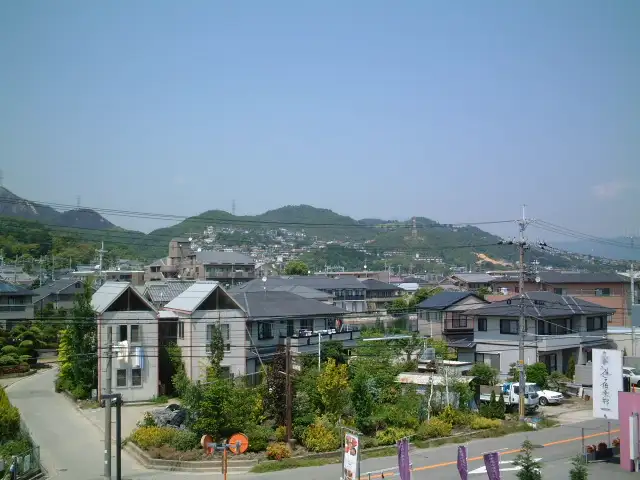 『山本東』近景。造園業の盛んなエリアらしく、きれいに手入れされた庭木のある住宅が多くあります。