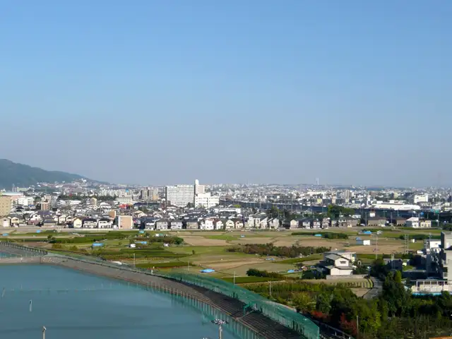 『安倉北5丁目』遠景。『上の池公園』に近く、田畑が広がるのどかな住環境です。