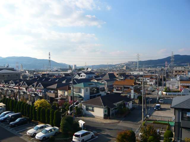 『安倉南』遠景。団地と一戸建てが混在する住宅地。買物施設や教育施設、公園が近い距離に揃います。