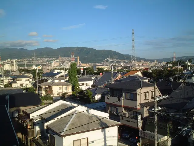 『安倉西』遠景。一戸建てと団地が混在する住宅地。武庫川に近く、のどかな雰囲気もあります。