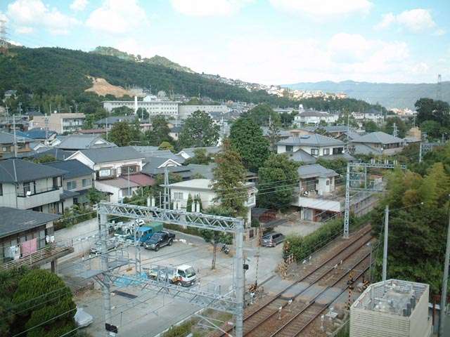 『平井山荘』ふもとの街並み。一戸建てが建ち並ぶ、緑豊かで静かな住宅地です