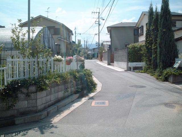 『山本中1丁目』近景。一戸建てが中心に並ぶ住宅地で、きれいに手入れされたお庭が多いのが特徴です