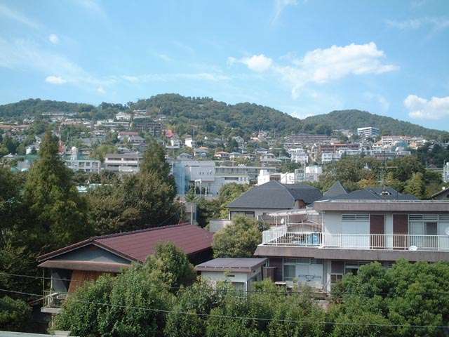 「山本」駅周辺から『平井山荘』を望む。自然豊かな山手の住宅地です