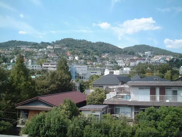 「山本」駅周辺から『平井山荘』を望む。自然豊かな山手の住宅地です