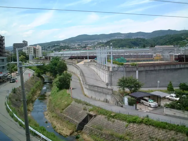 最明寺川と平井車庫。川沿いは長閑な雰囲気です。
