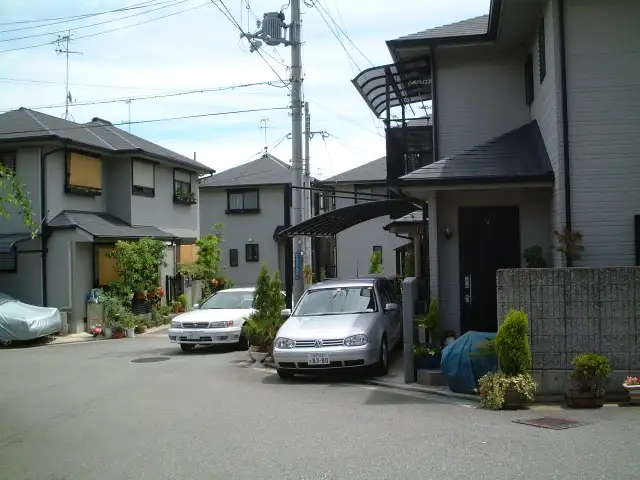 『南ひばりガ丘』周辺。道幅の狭い場所が多くありますが、一戸建てが中心に建ち並び、落ち着いた雰囲気です。　