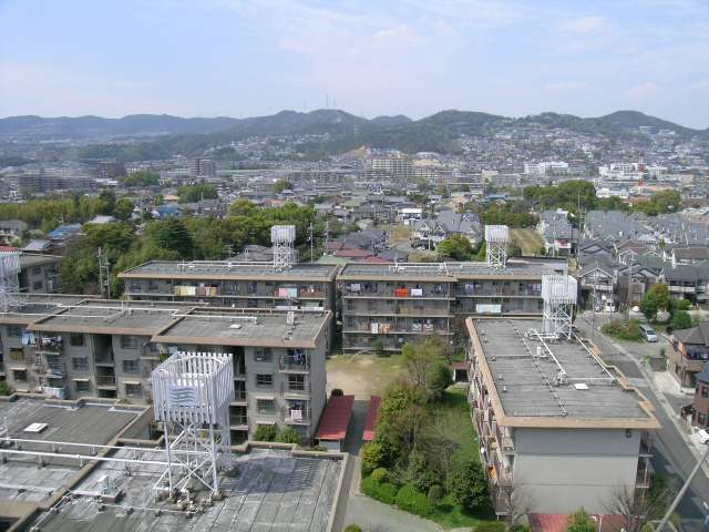 『口谷東』周辺(手前は県営宝塚口谷団地)。田んぼや造園畑も多く長閑な雰囲気です。