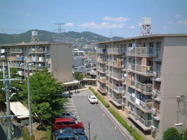 山本団地。国道176号線が近く、車での交通便の良い場所です。