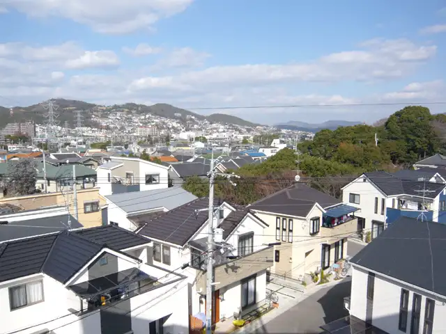 『口谷西』遠景。緑豊かで、一戸建てが中心に立ち並んでいます。