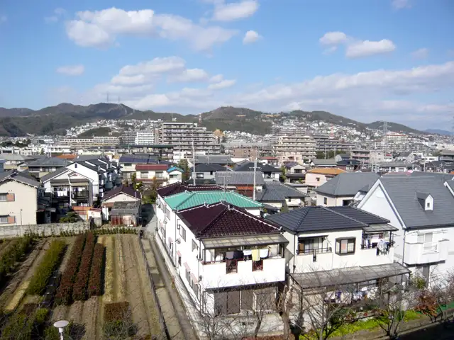 『山本丸橋』遠景。造園畑の点在する、のどかな雰囲気です。