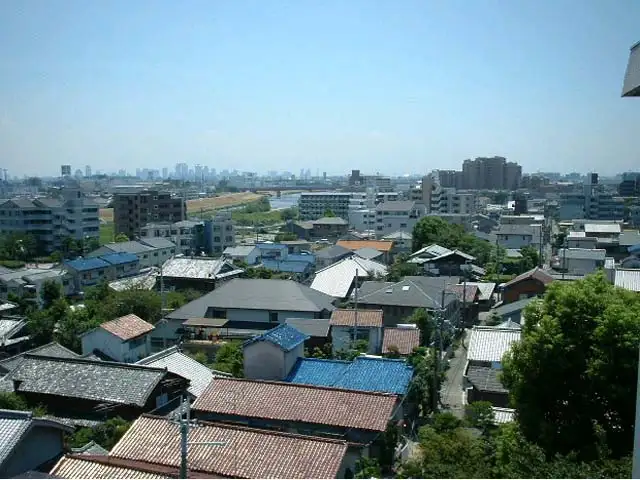 『東園田町1丁目』遠景。一戸建てが中心に並ぶ、緑豊かで閑静な住宅地です。