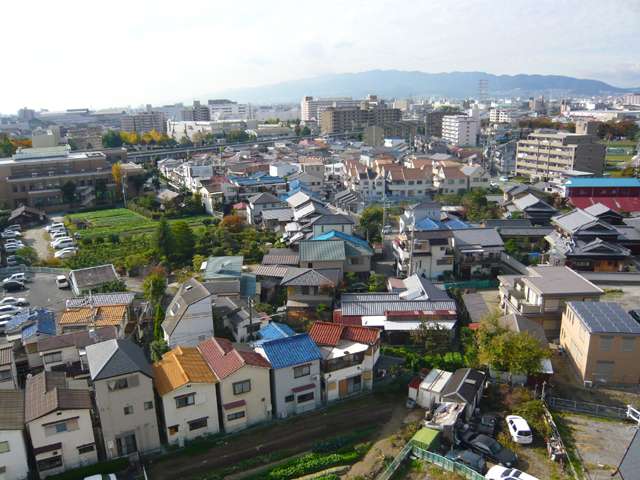 『食満3丁目』遠景。一戸建てが中心に広がる住宅地。道幅は狭いところも多くありますが、地勢は平坦です。