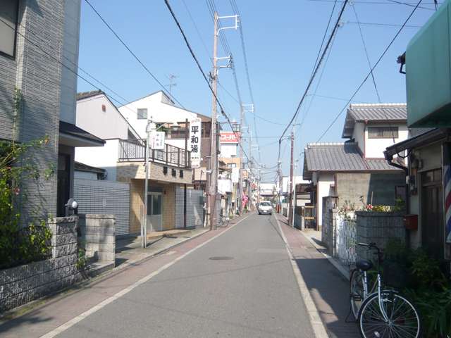 『下坂部2丁目』近景。昔ながらの住宅が建ち並ぶ街並みです。