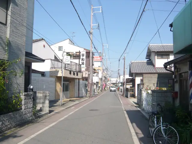 『下坂部2丁目』近景。昔ながらの住宅が建ち並ぶ街並みです。